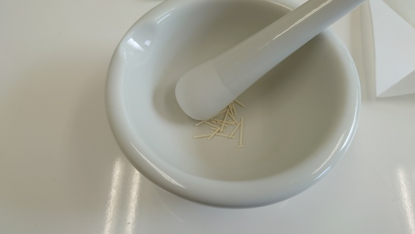 乳鉢ですり潰す