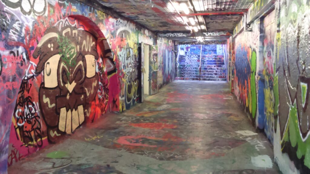 シドニー大学の名所。落書きし放題の通路。